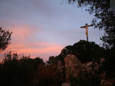 Lasciamo l�auto e alziamo lo sguardo. Su uno sperone roccioso si erge un Cristo redentore...